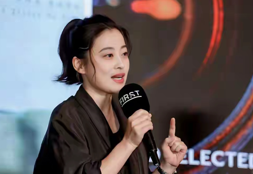 梅婷西装搭配半身裙，高级又显气质！