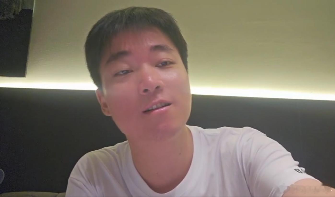 aq直播间大哥想让aq搞一张TI决赛票，aq就发微信找杨哥帮忙，弹幕质疑aq竟然