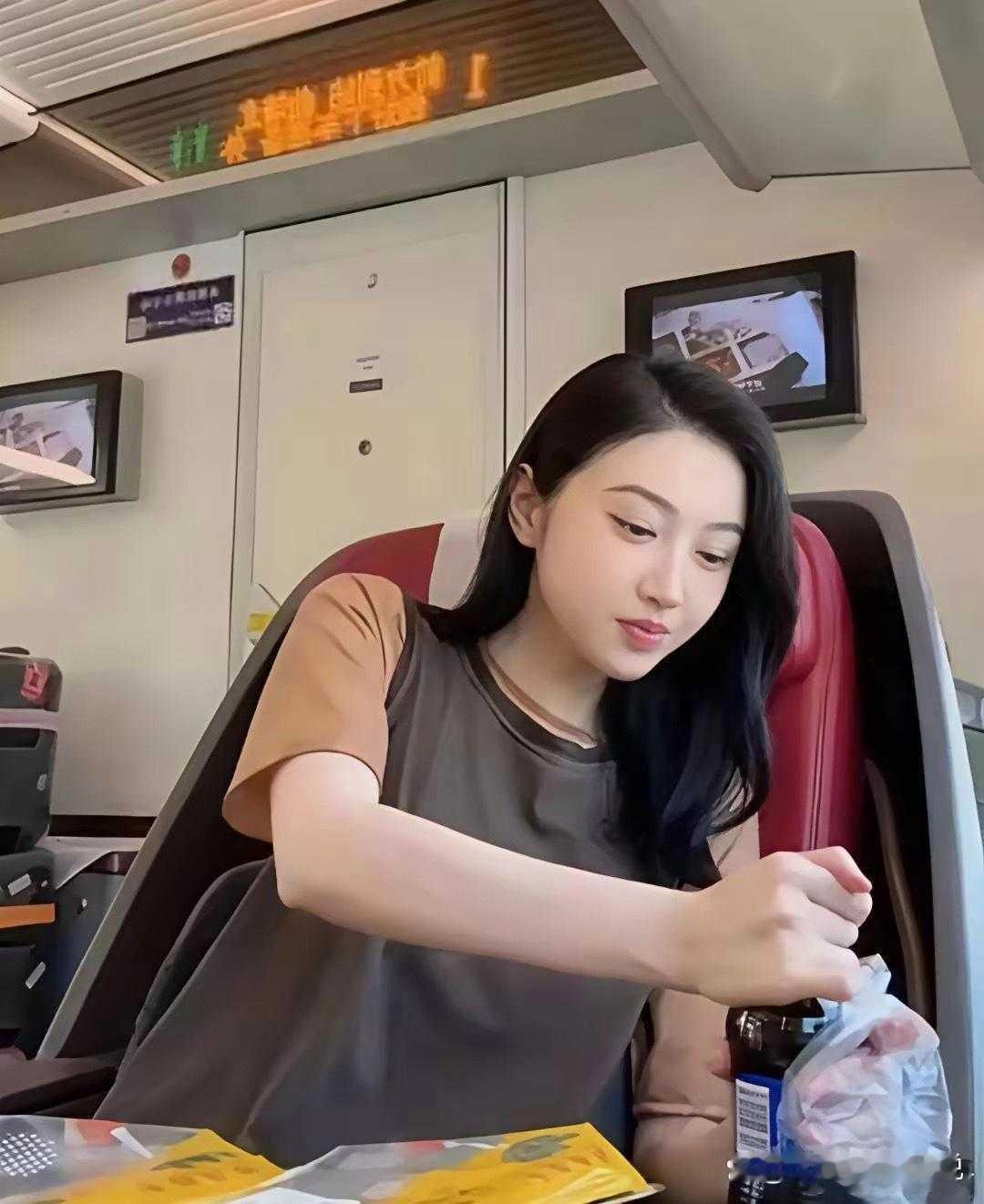 景甜高铁上演现实版吃播！戴着手套啃鸭翅，还喝上可乐，抛开明星包袱，大口干饭，也太