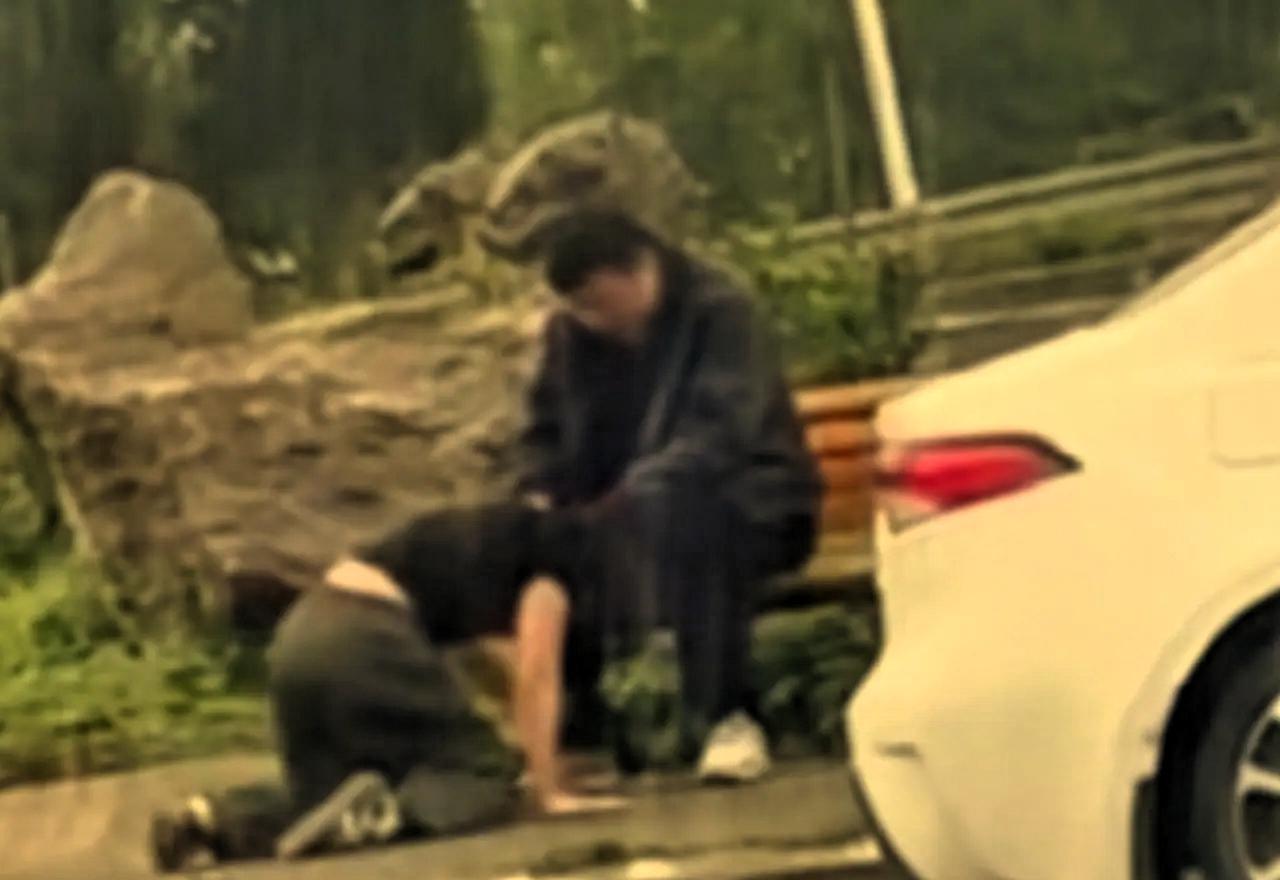 江苏一身材非常好的女子和情人去酒店开房，结果被她老公撞见发现了。不料刚好被自己的