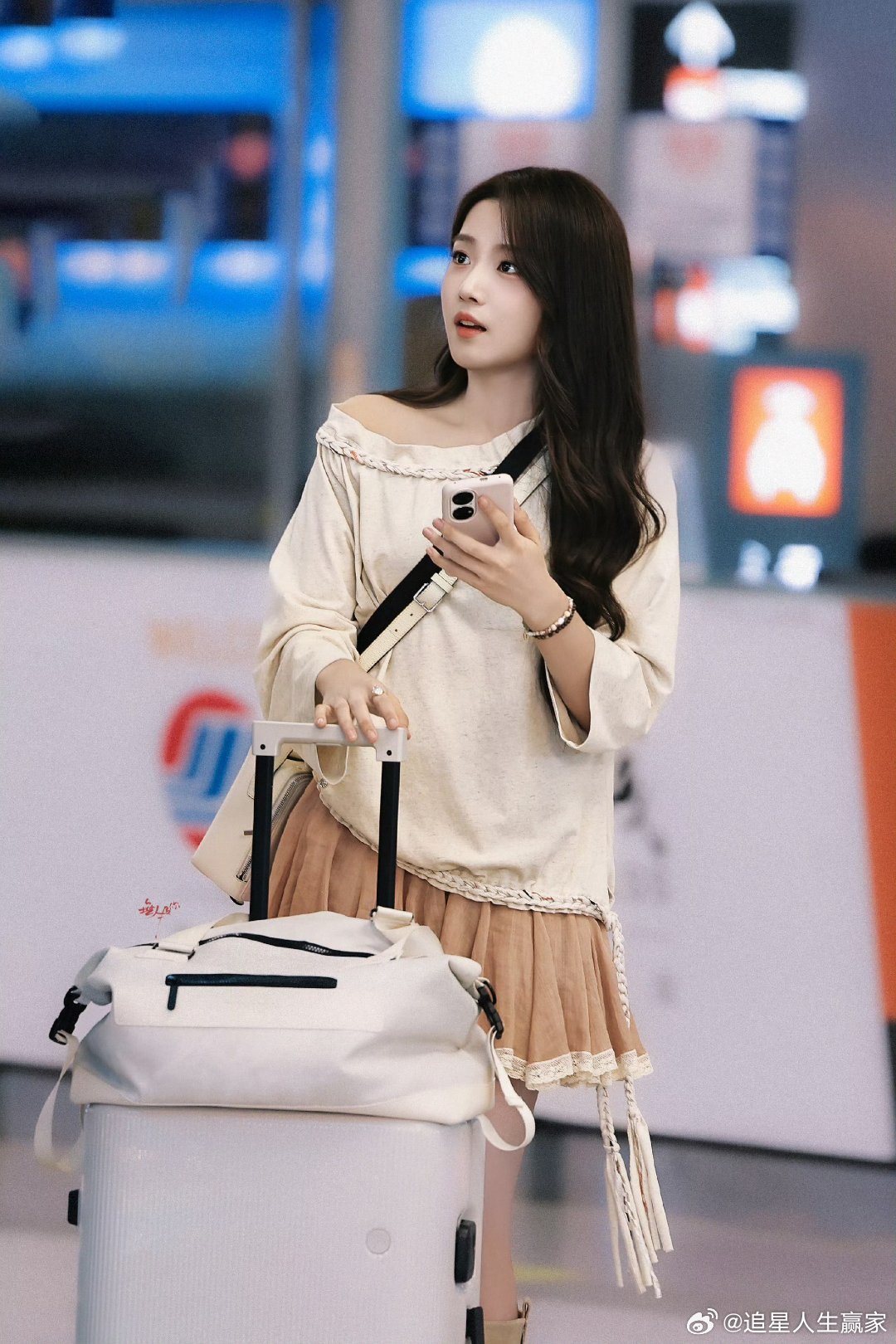 卢昱晓折月亮云厘路透这个衣服我真的可以现代装就要穿的这么时髦才可以演现代剧好