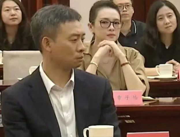 央妈镜头下无滤镜的章子怡和吴京，章子怡的面部轮廓紧致，颧骨与下颌线清晰，被赞“岁