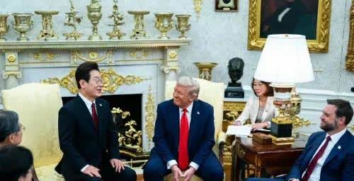 对比石破茂的放松随意的坐姿，李在明笔管条直、毕恭毕敬的坐姿像个小学生……看来是先
