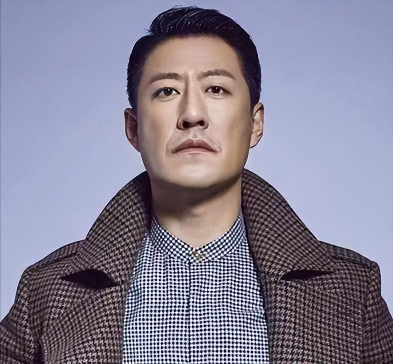 2010年的一天，于震抄起手边的凳子就砸到了怀孕妻子方柏霓的身上，哪怕躲避及时，