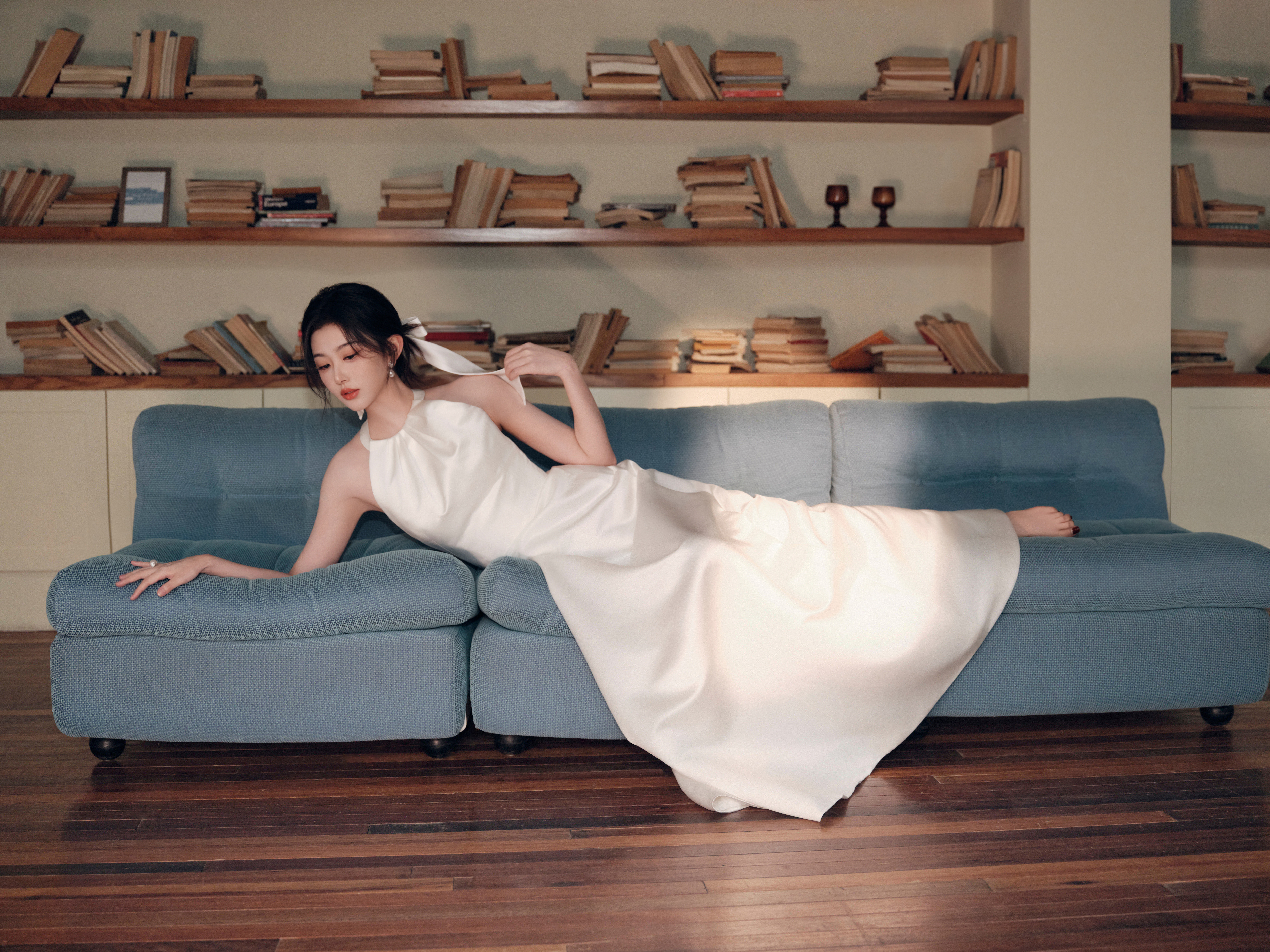 孔雪儿云包场逐玉雪儿金色一字带细高跟+白色一字带细高跟