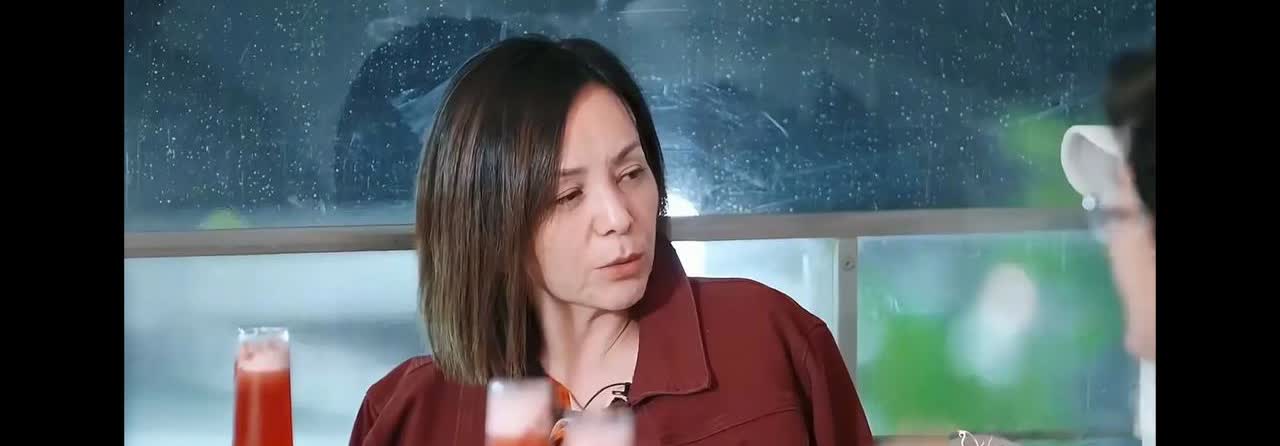 王琳真的应该学习一下她朋友詹小楠！几个人聊天的时候，她的朋友詹小楠也是她
