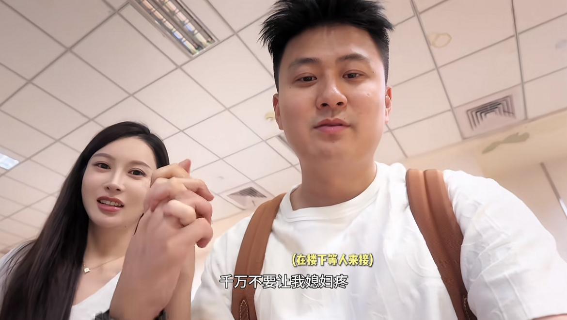 网红“八戒说车”官宣喜讯，二胎成功诞下儿子，婆婆产房外亲自守护，细节做的让人非常