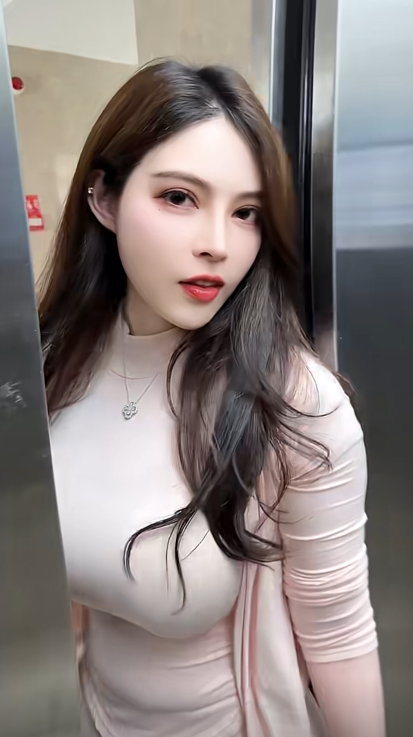 这眼神什么意思？主动撩你的女生要提高警惕。