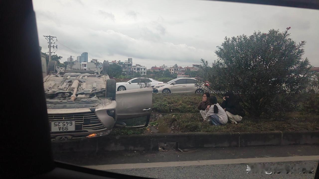 翻车了男子带着三个妹子人都没事春节到了，跟越南女友回她家返程路上遇到这情
