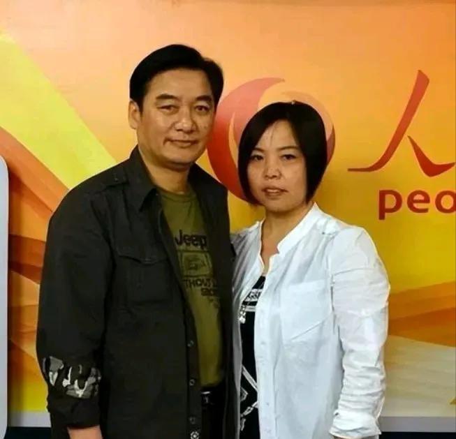 1985年，安徽21岁战士壮烈牺牲，战友方海鹰放弃上军校，替他尽孝，父母感动得泪