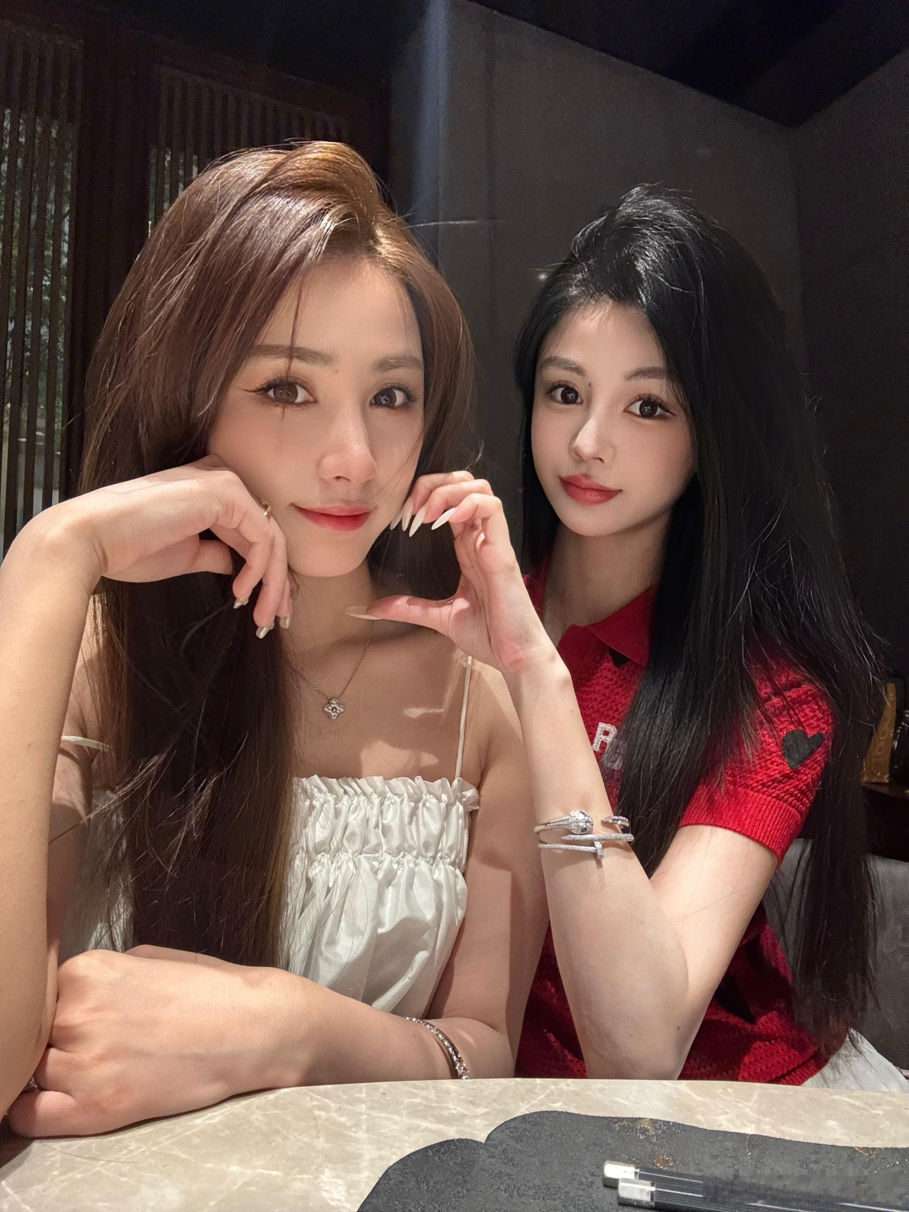 和美女约会日眉间痣都是同一个位置​​​