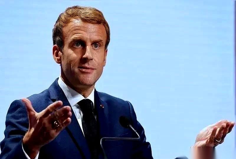 特朗普把马克龙的私信，直接截图发出来了。就这么简单，粗暴。全世界都看见了，马