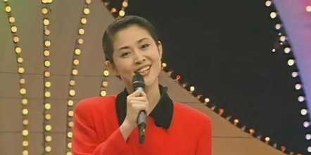 1992年，倪萍和翁倩玉共同主持晚会。翁倩玉的化妆间足足200平，倪萍却跟几十个