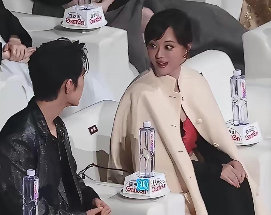 孙俪与肖战同框，一起说笑，两个电视剧扛把子坐在C位，被网友调侃“丈母娘要选女