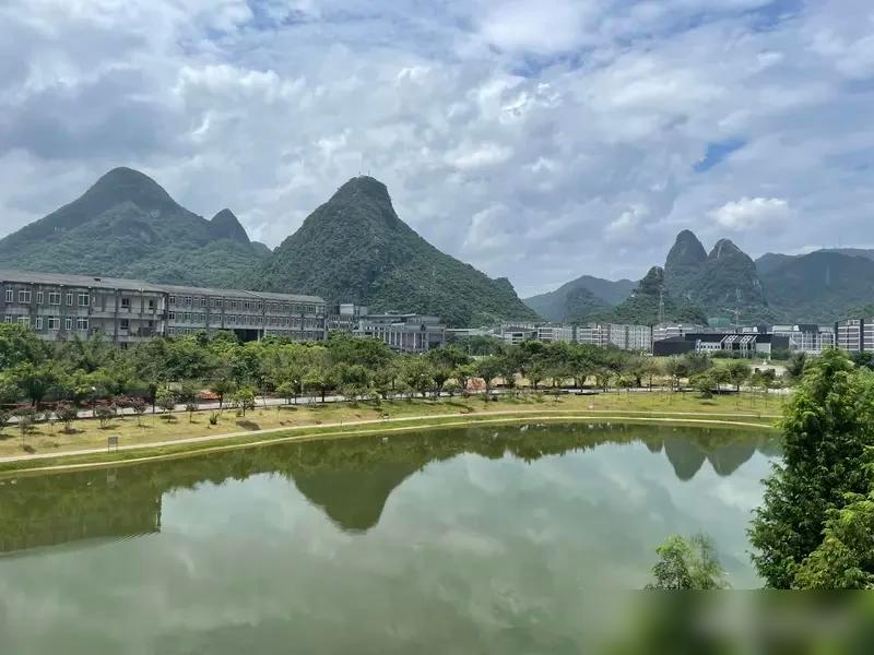 我儿子今年高考考了592分，本来我们想报湘潭大学，看重它是双一流，但是看看往年的