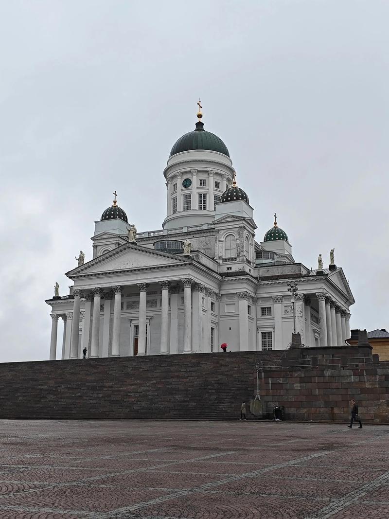 芬兰这个国家挺有意思的，以前害怕俄罗斯入侵，所以，芬兰拼命想加入北约，结果，芬兰