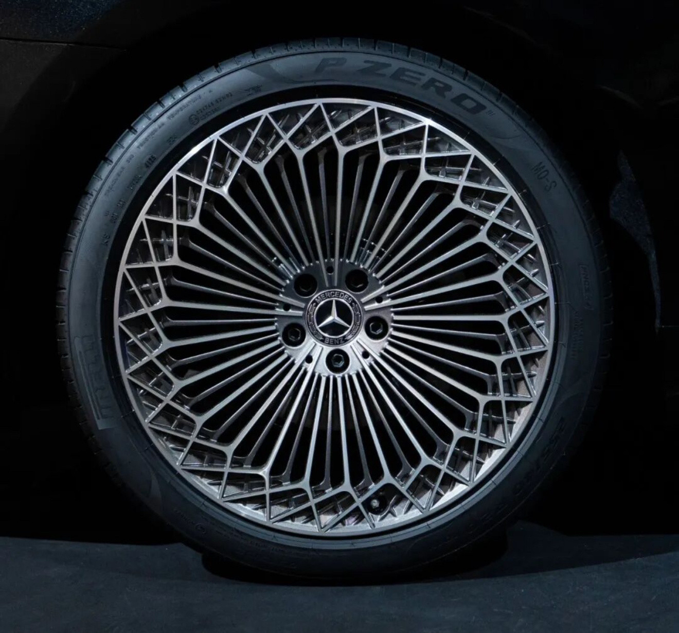 奔驰全新S级的新轮毂，20英寸多辐条的造型，看着细腻又有层次。了解后才知道用的是