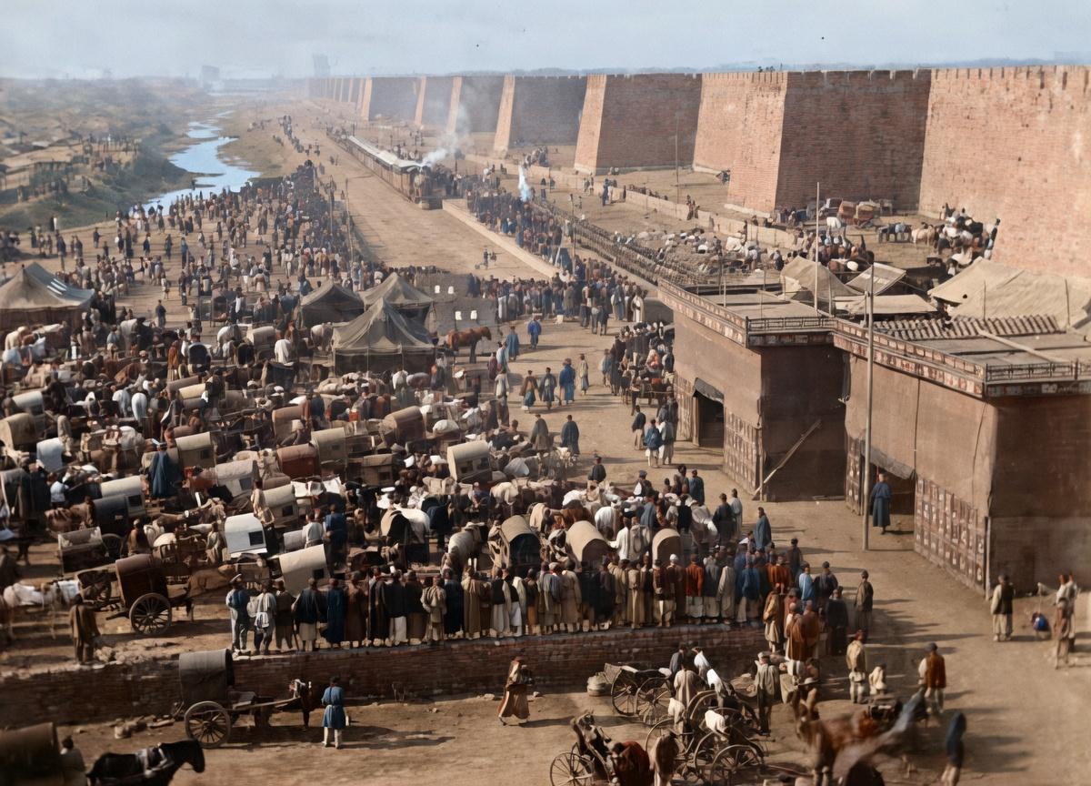 清末，北京外城永定门外的火车站，巍峨的明清古城墙，砖石垒砌的墙体高耸入云，守卫着