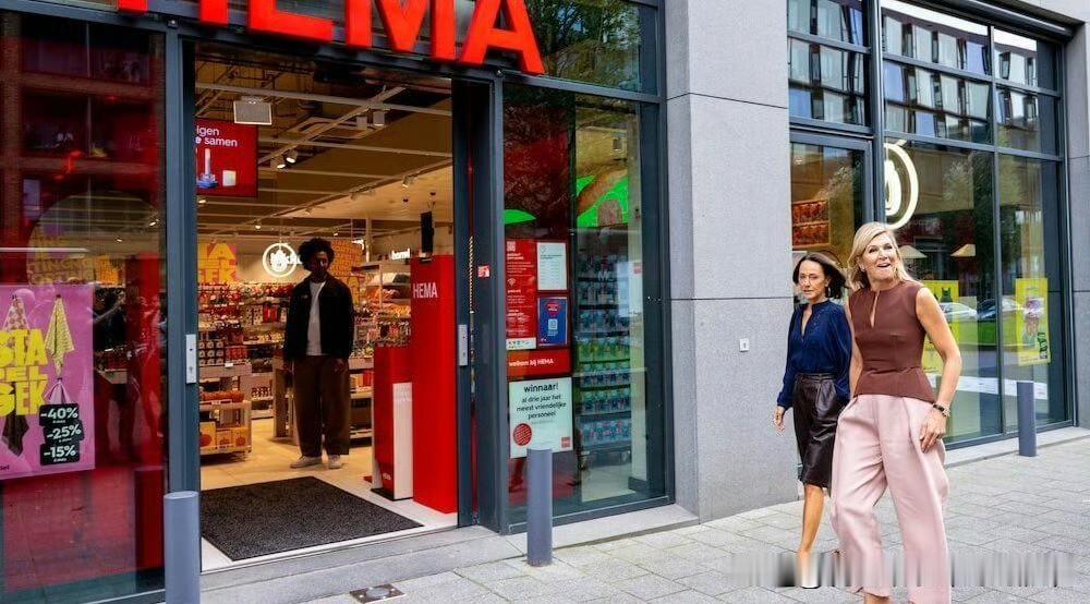 马克西玛王后逛百货商店，这是阿姆斯特丹的著名品牌HEMA，今年刚好开业100年！