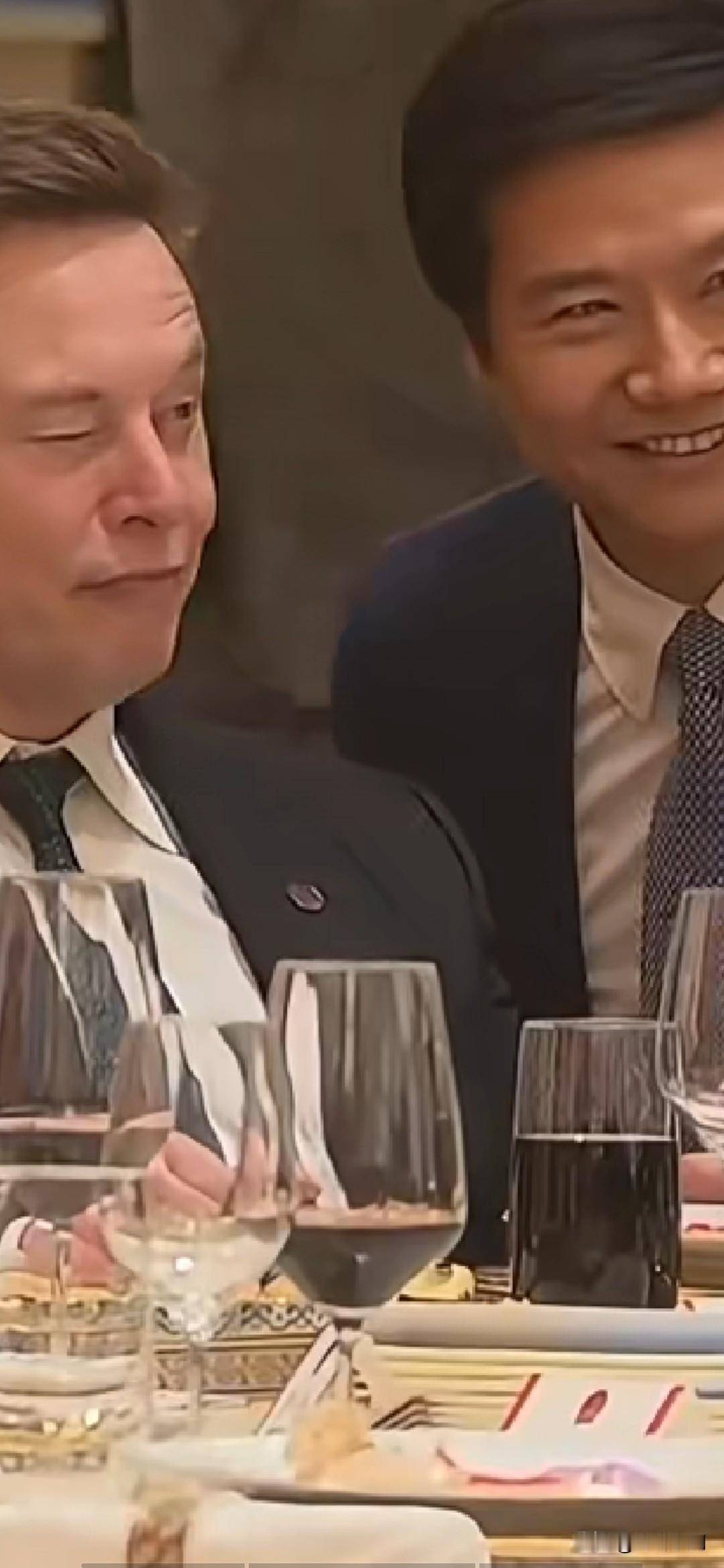 晚宴上的马斯克，俨然成了——“香饽饽”!在今天举行的晚宴上，美国科技巨头马斯克