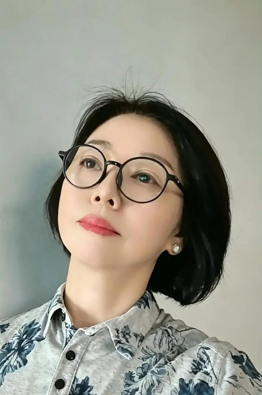 今天刷到一段鸡汤，说要做淡淡的人。我盯着屏幕愣了十秒，脑子里蹦出我妈那句别太上