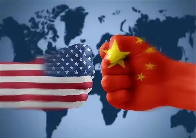那次南海对峙，美国派了两支航母战斗群开到中国家门口，摆出一副要动真格的架势。可