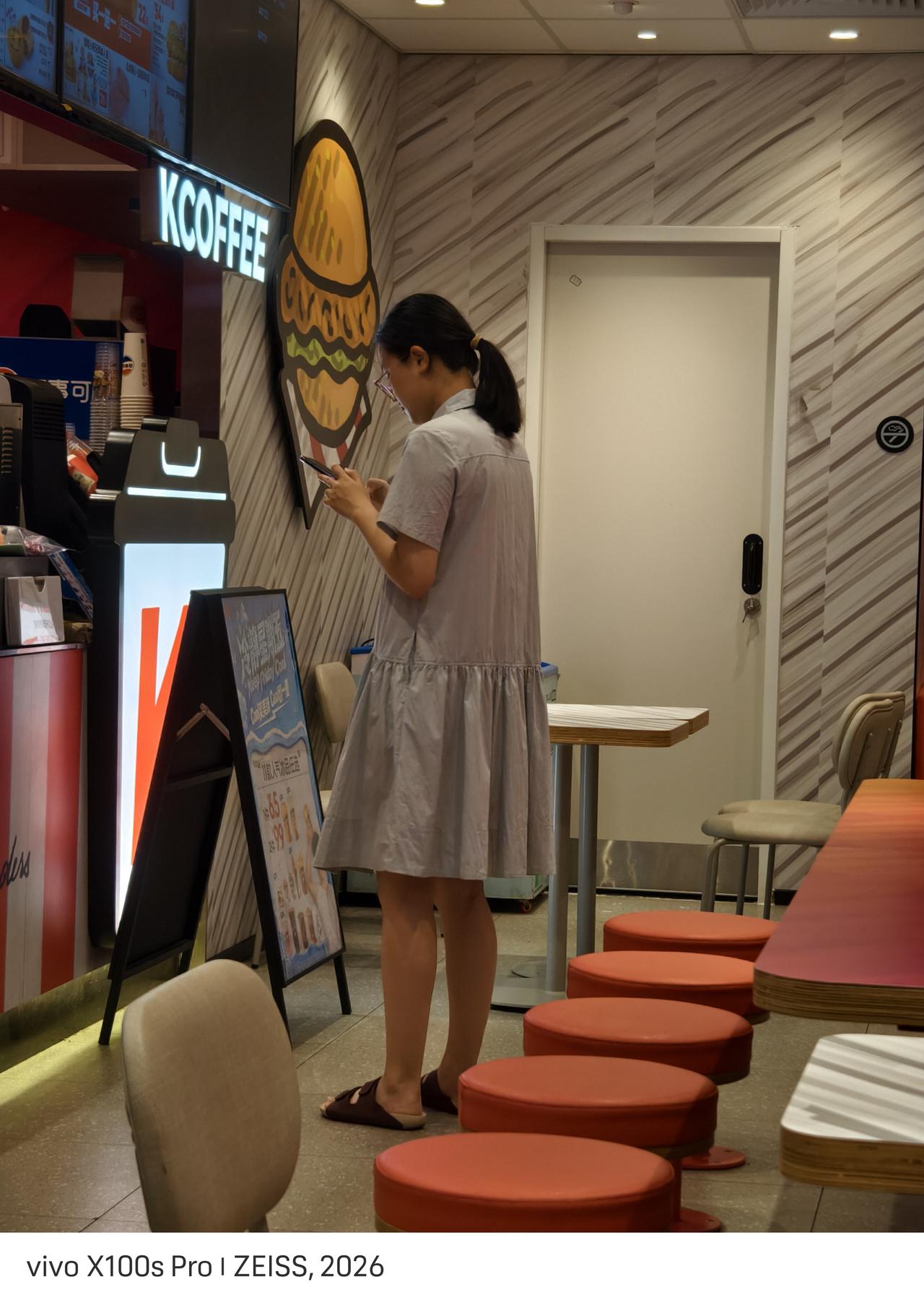 晚上出去溜达，坚持让女儿穿我给买的裙子，换来的是一路生气。女儿认为裙子太短了，平