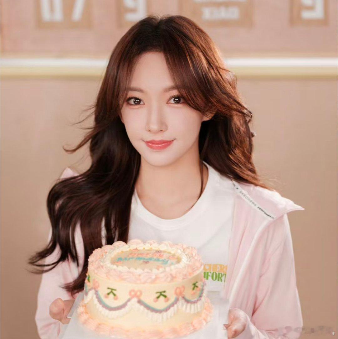 1.易梦玲这几天靠恋情涨的热度接到了不少资源，报价都连带着涨了不少。2.程潇在乐