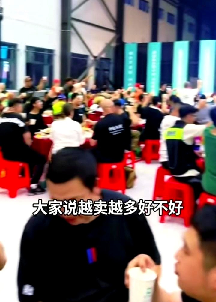 两场车友聚会，两句截然不同的口号，直接把张雪和凯越的底色撕得明明白白摩博会现场，张雪站在台前，和一大
