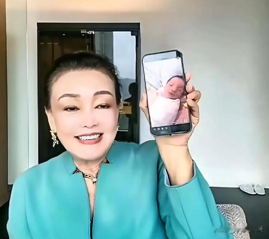 张兰这下发了，手里捧着孙子的照片，左看右看抑制不住地开心。这小家伙简直是按模板长