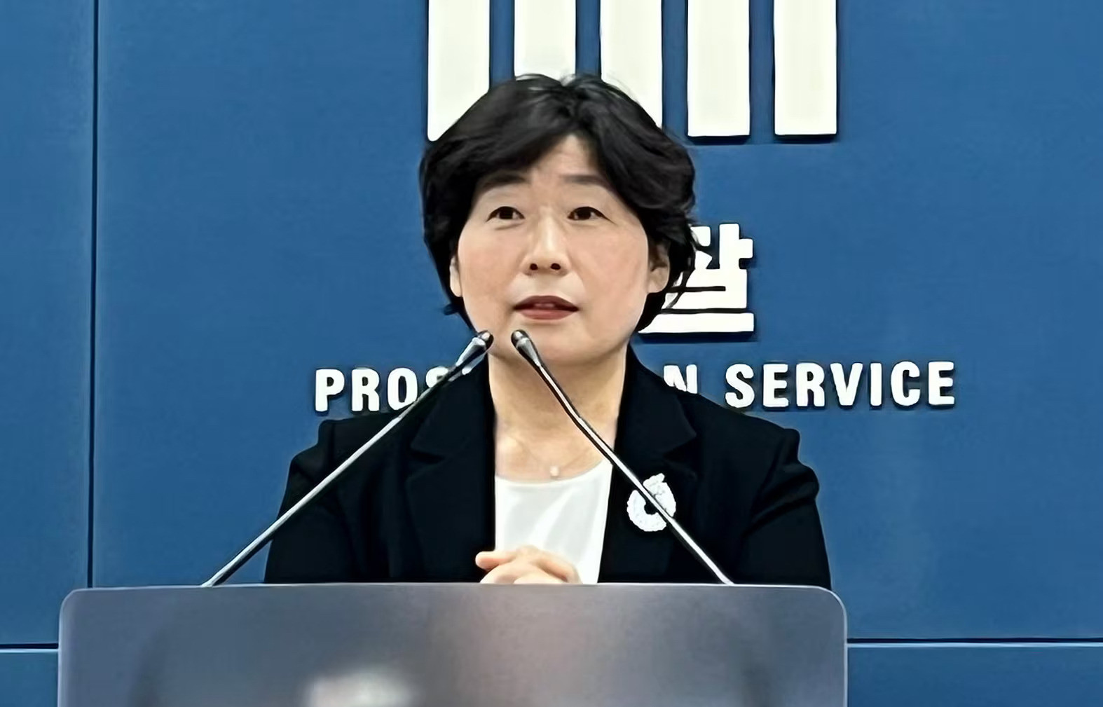韩国前总统调查风波：必须走正门！韩国前总统被查，这事儿简