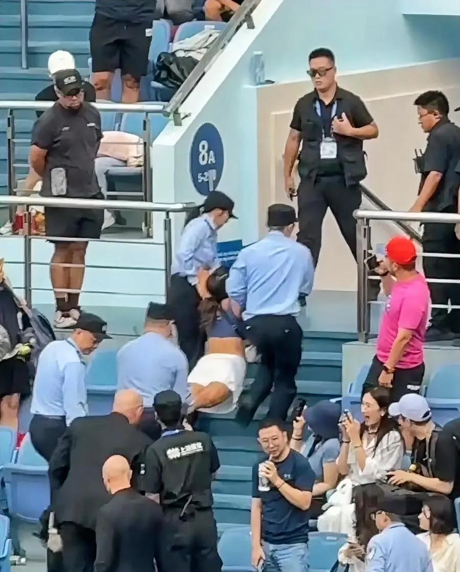 上海大师赛名场面，女球迷实名体验抬着出去！喝了酒跑到上海大师赛现场被警察抬出场