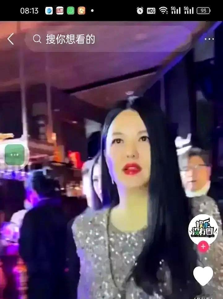 何超琼饭局收手机，李湘被拦！评论区炸锅：老钱真这么狠？港媒爆料，何超琼办