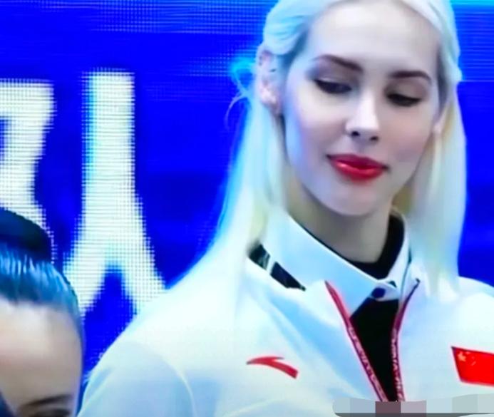 亚运会闭幕式上，中国代表团里一位金发碧眼的美女突然火了！她身穿中国队蓝色队服，笑