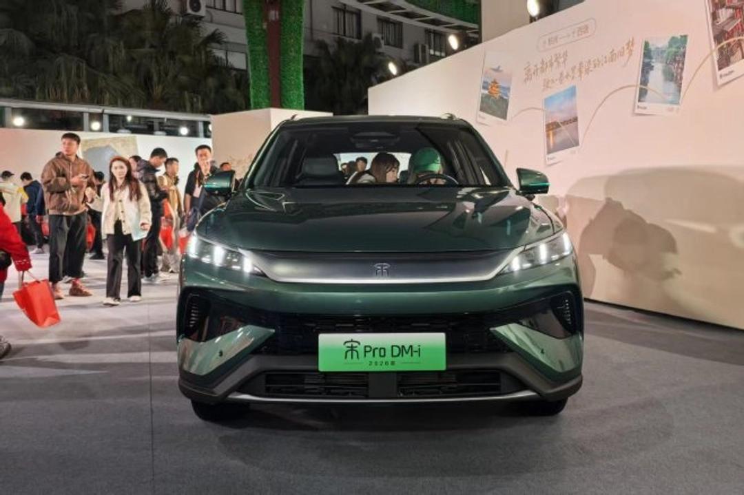 比亚迪疯了？9.98万给220km续航，让友商怎么活！1月10号晚上，比亚迪