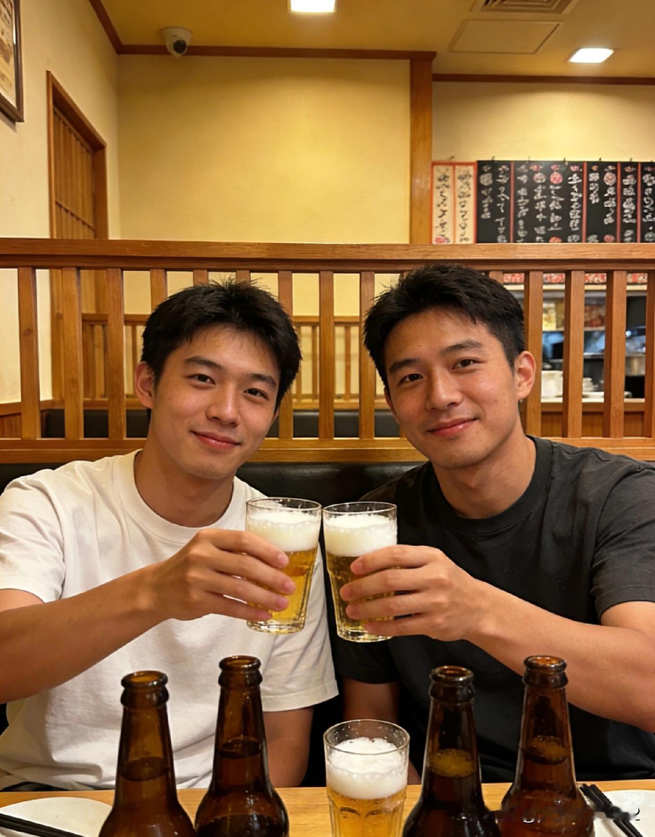 哥俩去下馆子，点了两只王八，又喝干了一箱啤酒。酒足饭饱结账时，老板娘高声问服务员