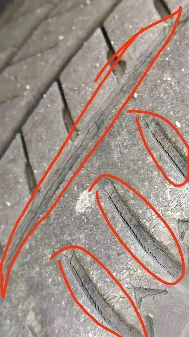 江苏镇江邹先生花44.8万买的进口宝马X4，仅使用1年多、行驶2万公里，四条原厂