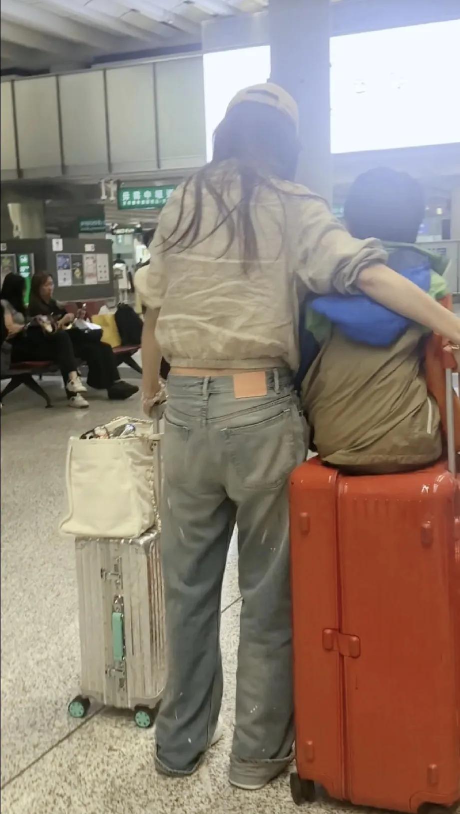 现实中的Angelababy！真的好真实，果然即使是大明星，带娃的妈妈也避免不
