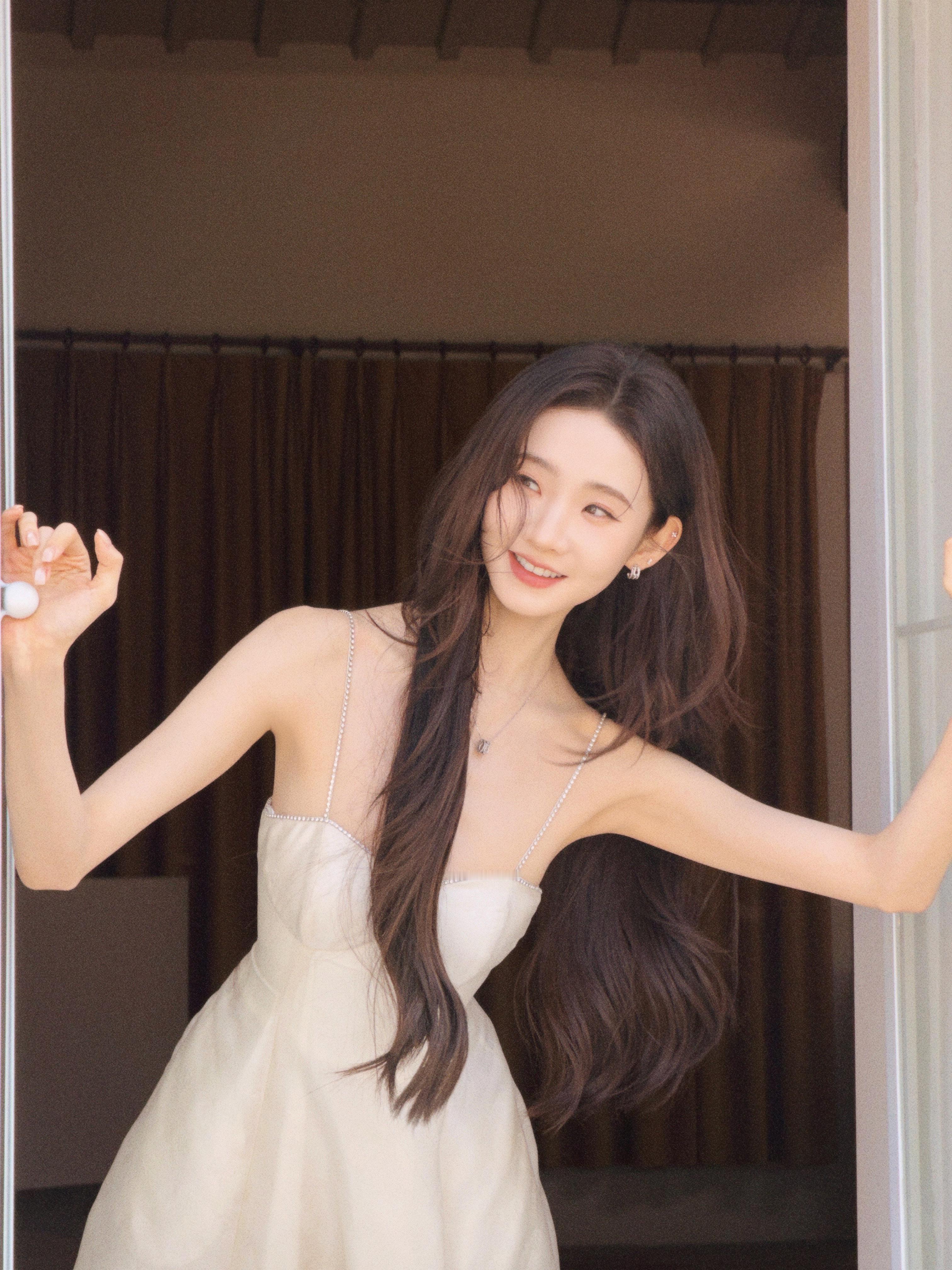 张艺凡奶白吊带裙勾勒出柔媚曲线，水钻与高跟鞋的细节，把千金氛围感拉满了。徐若