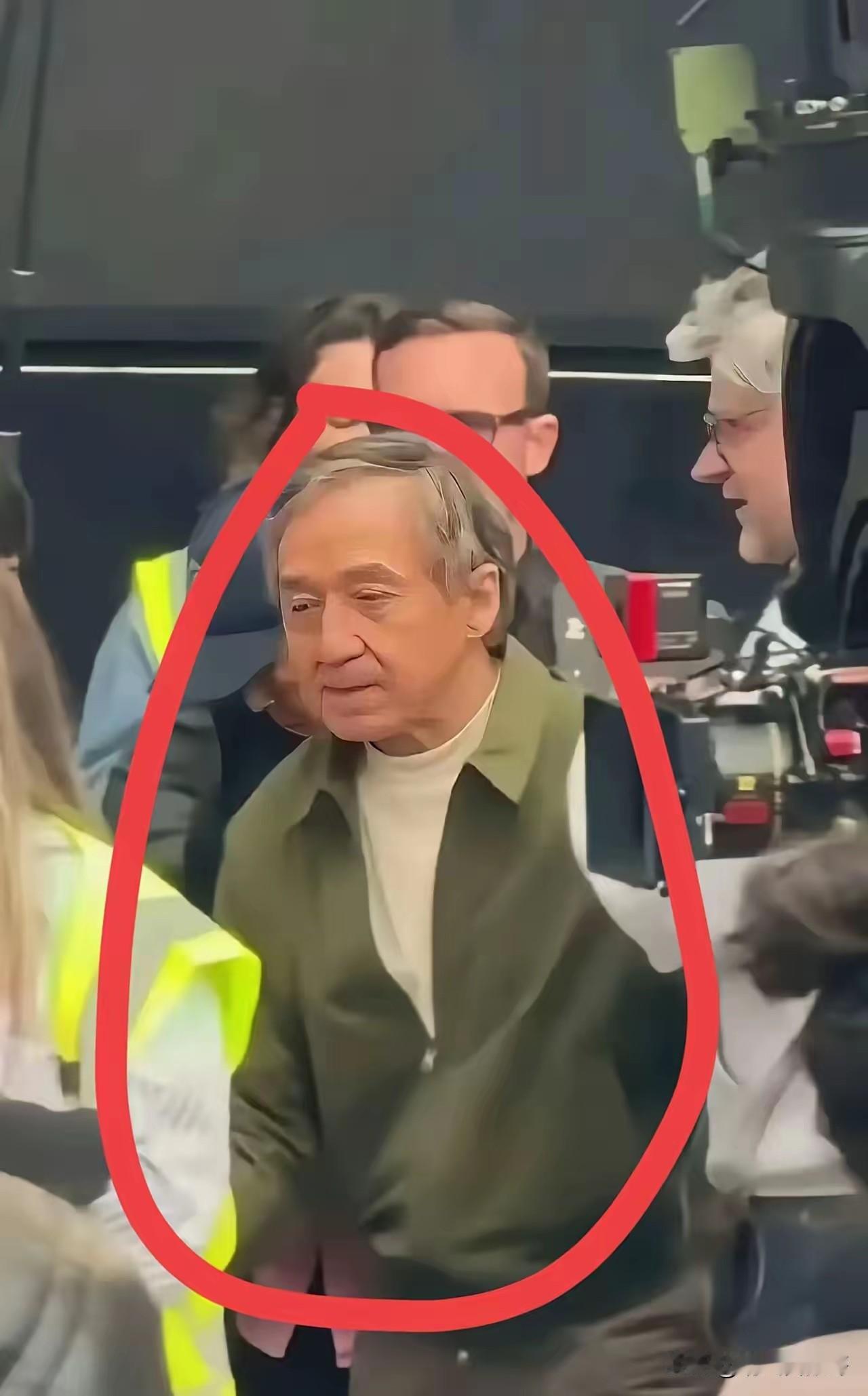 现在最尴尬的就是成龙大哥了，那么多人都变年轻了，他是该年轻呢？还是继续优雅的老去