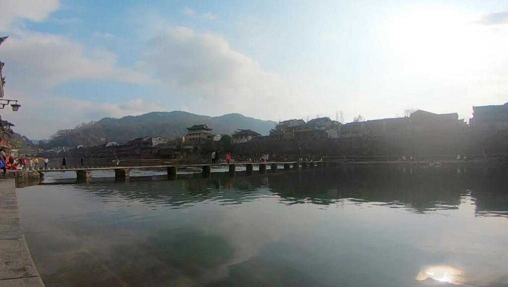 凤凰古城的经济总量_凤凰古城(2)