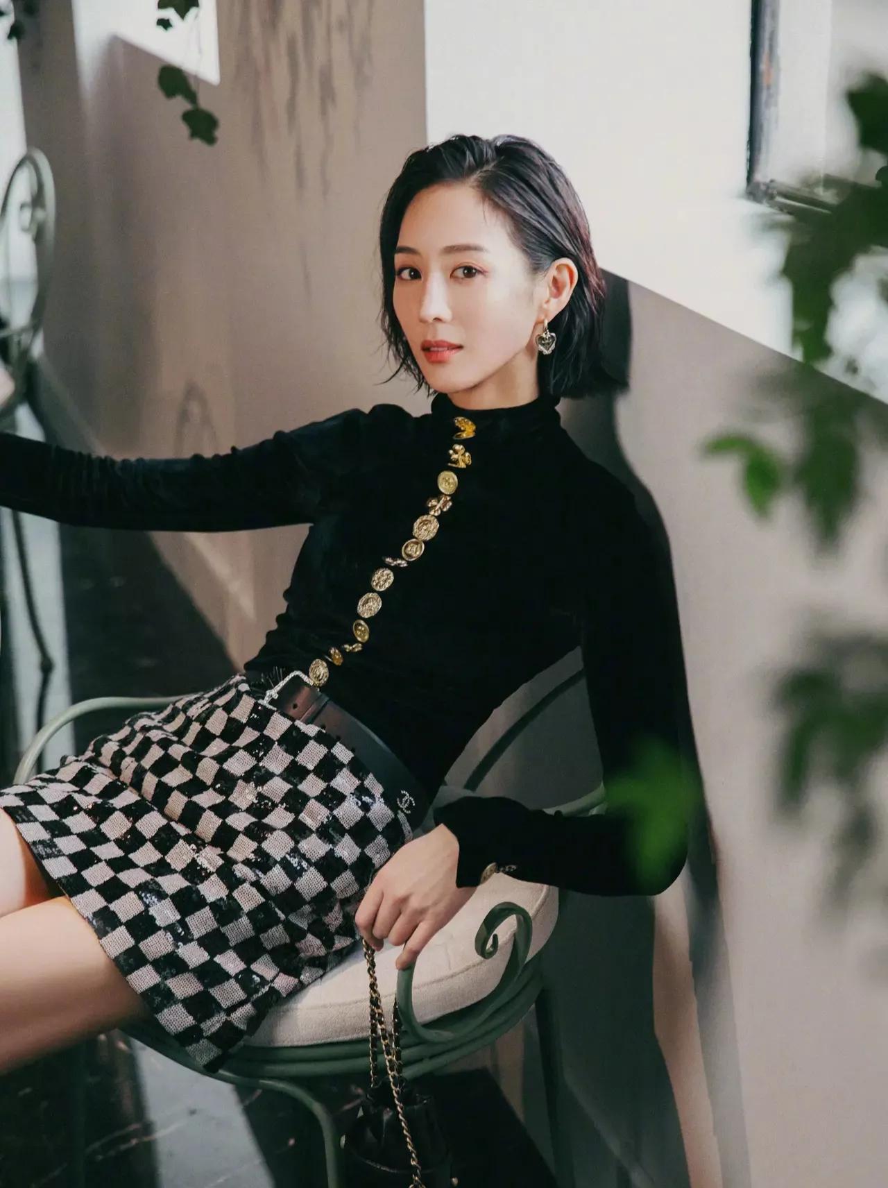今天和一女同事去宾馆开房，完事她去洗澡，这时她手机响了，我想都没多想直接接了，接