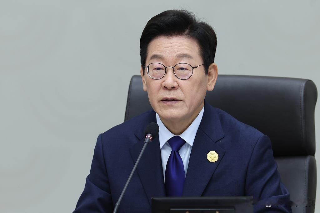 12月2日，韩国总统李在明在龙山总统府的国务会议上，专门对去年12月3日的紧急戒