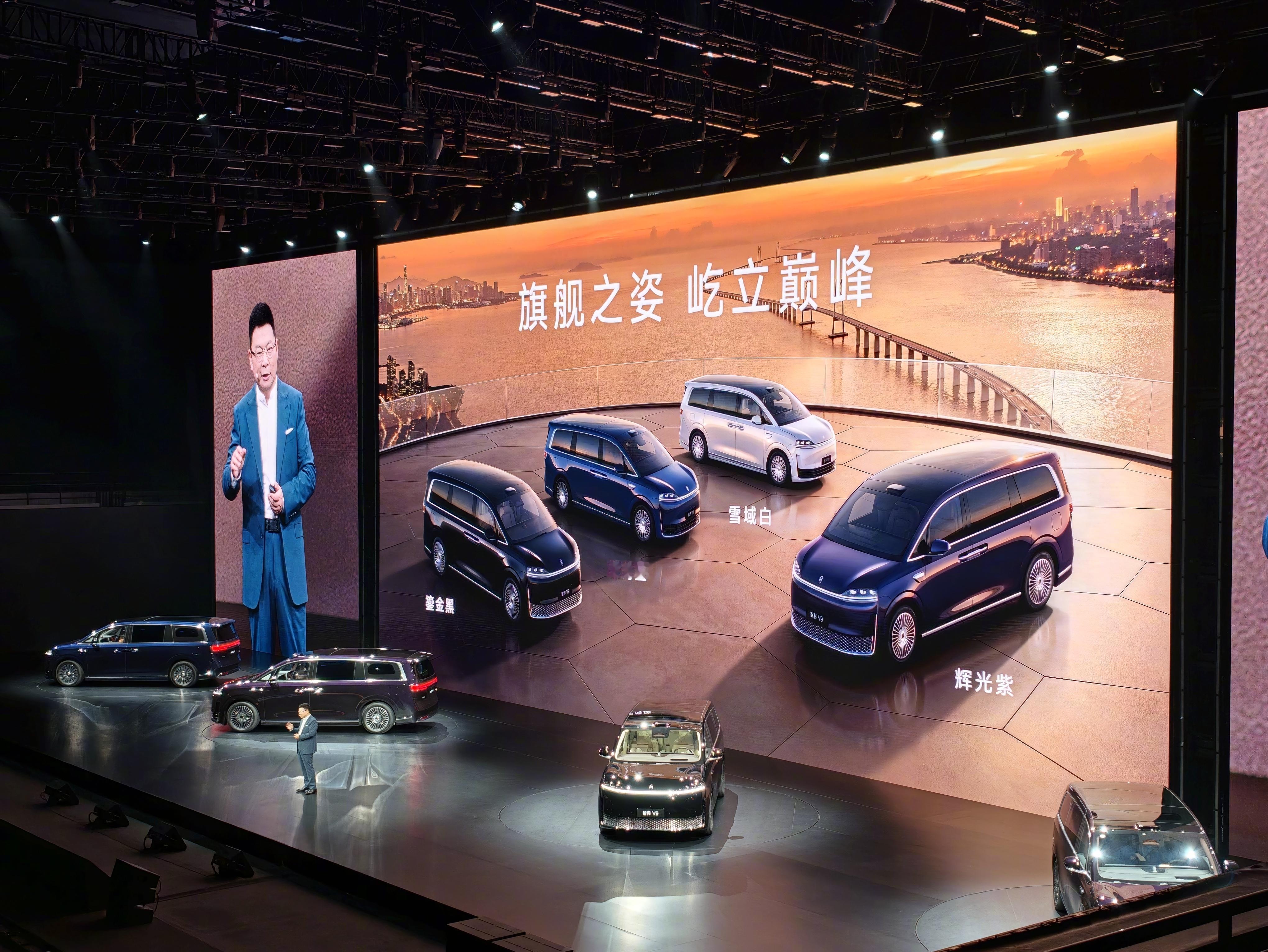 智界V9这个价格其实挺有意思，38.98万到51.98万，它没有去做那种很粗暴的