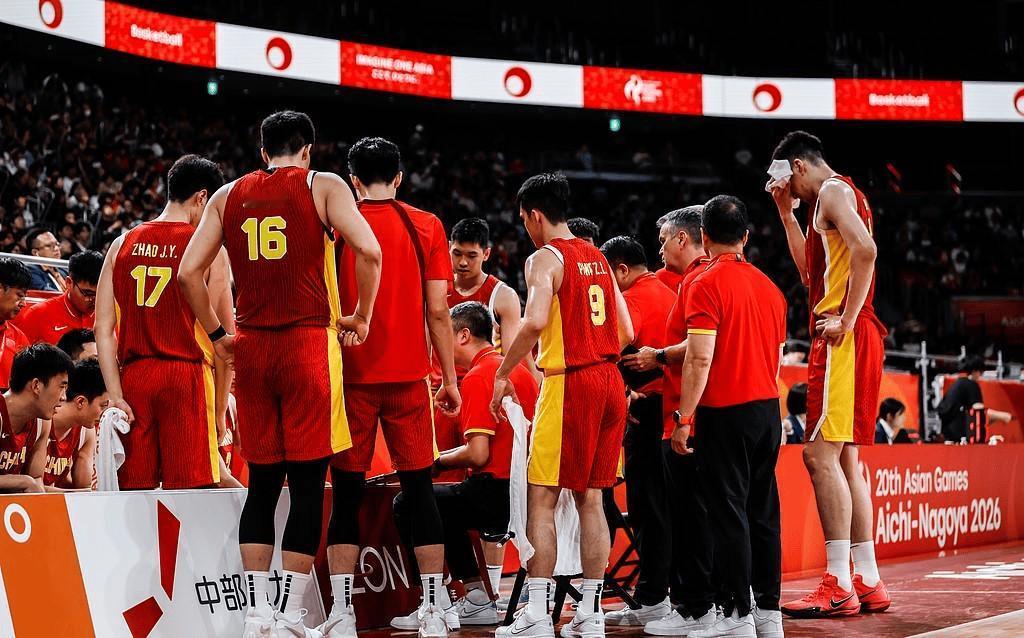 中国男篮这是怎么了？廖三宁被包夹到喘不过气，胡金秋在内线拼到腿软，胡明轩投进了三