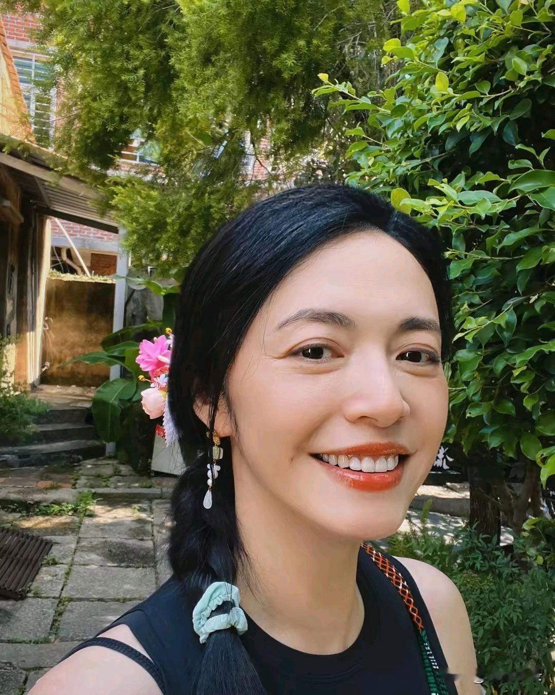 45岁姚晨回福建老家，内衣外露打扮朴素，身材苗条不显老态！[墨镜][墨镜]