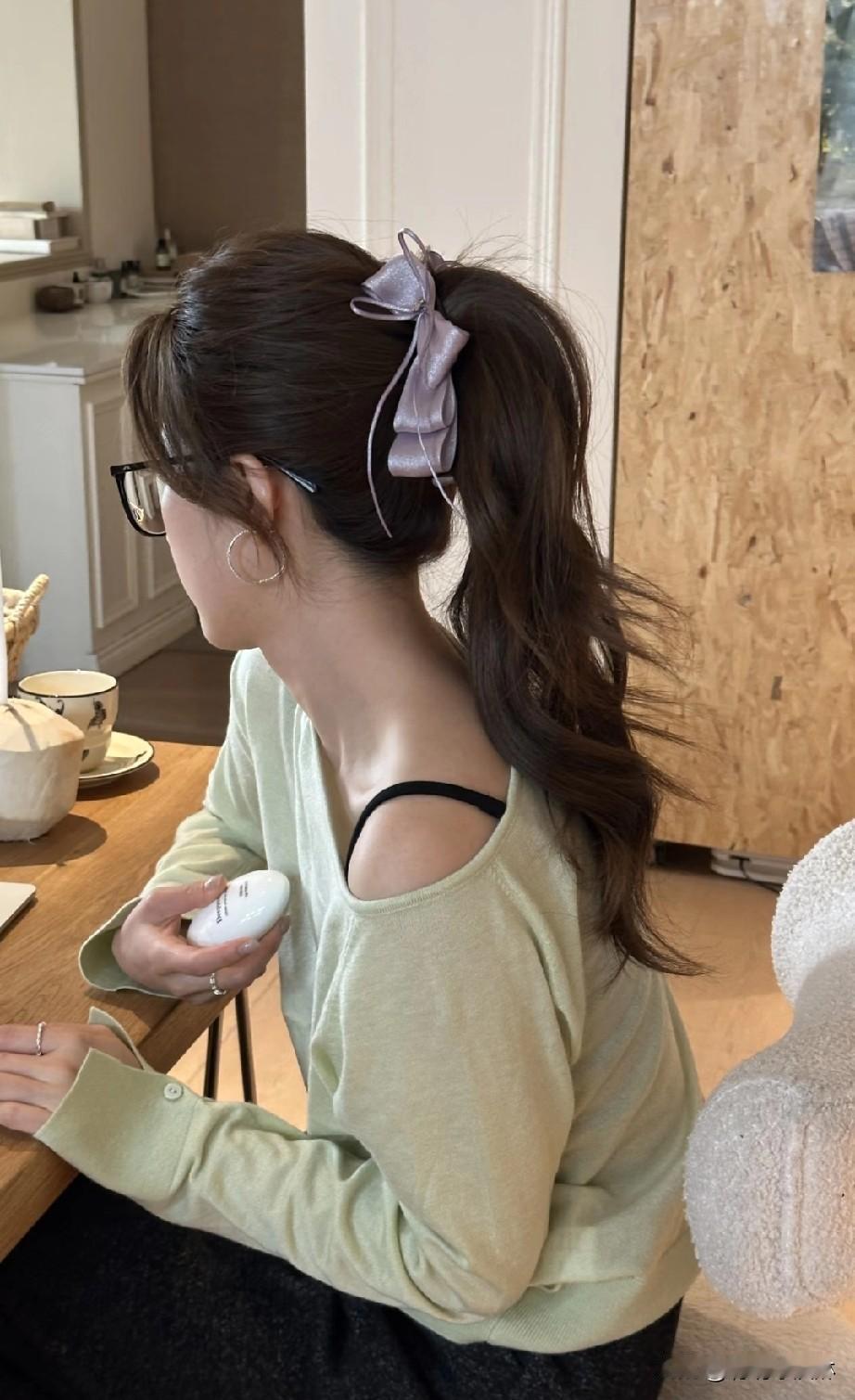 温柔日常穿搭，浅绿色毛衣搭配紫色发带，轻松自在。