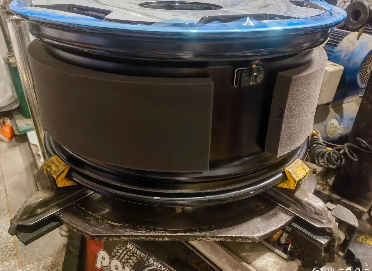 零跑D19的静音棉贴在轮圈上，这降本靠的是真本事。