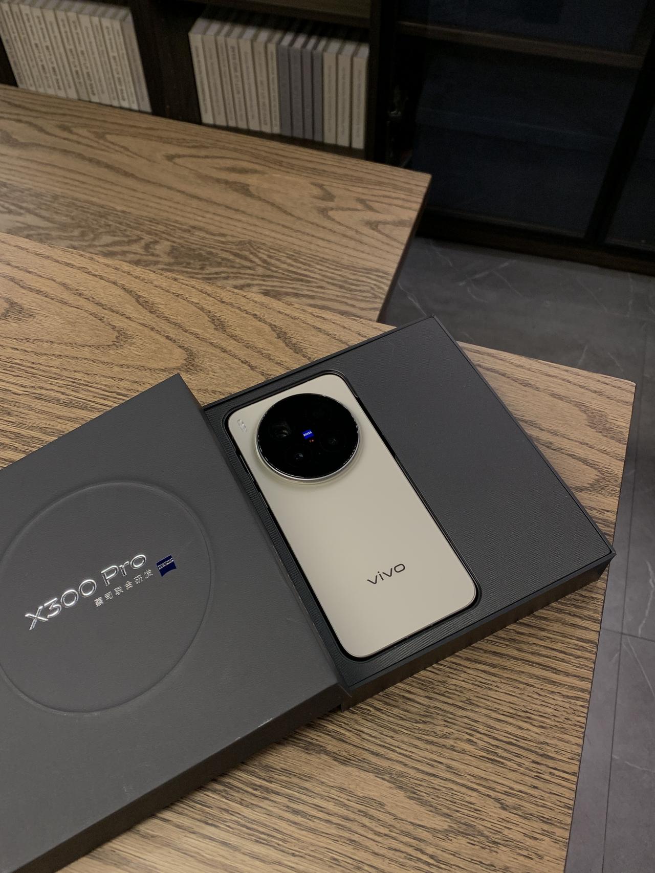 细节做工肉眼可见的精致！vivo X300拿捏啦刚解锁vivo X300样机