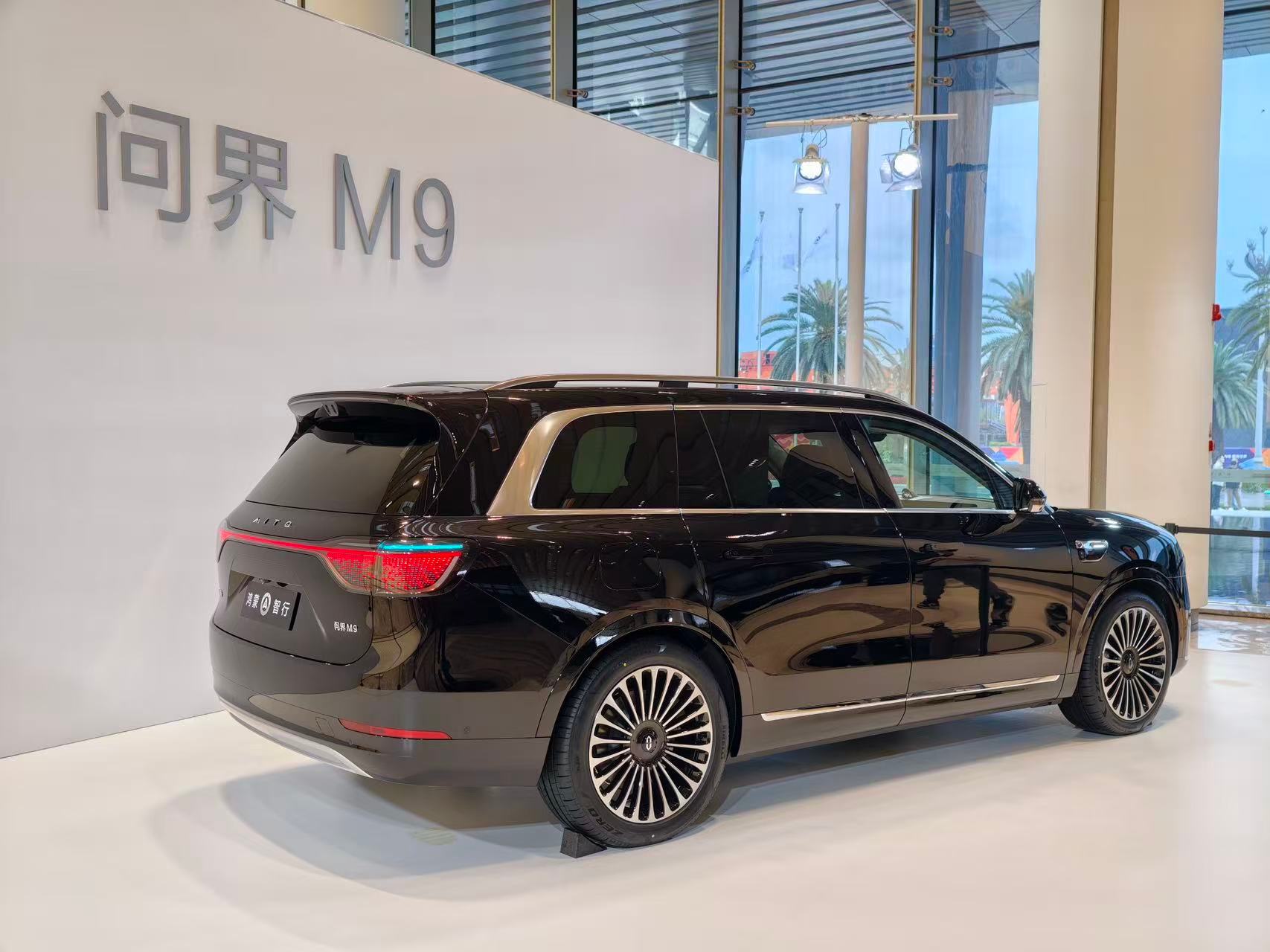 全新问界M9还是大六座王者啊教授觉得这台车延续了之前的经典设计，比起新的M7、M